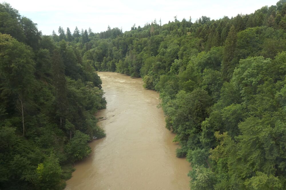 Vom 25. bis am 28. Mai zogen aus Westen erneut Schauer über die Alpennordseite und brachten viel Niederschlag. Am 29. Mai war das Wasser der Reuss bei Mellingen AG braun gefärbt. (Foto: Andreas Walker)
